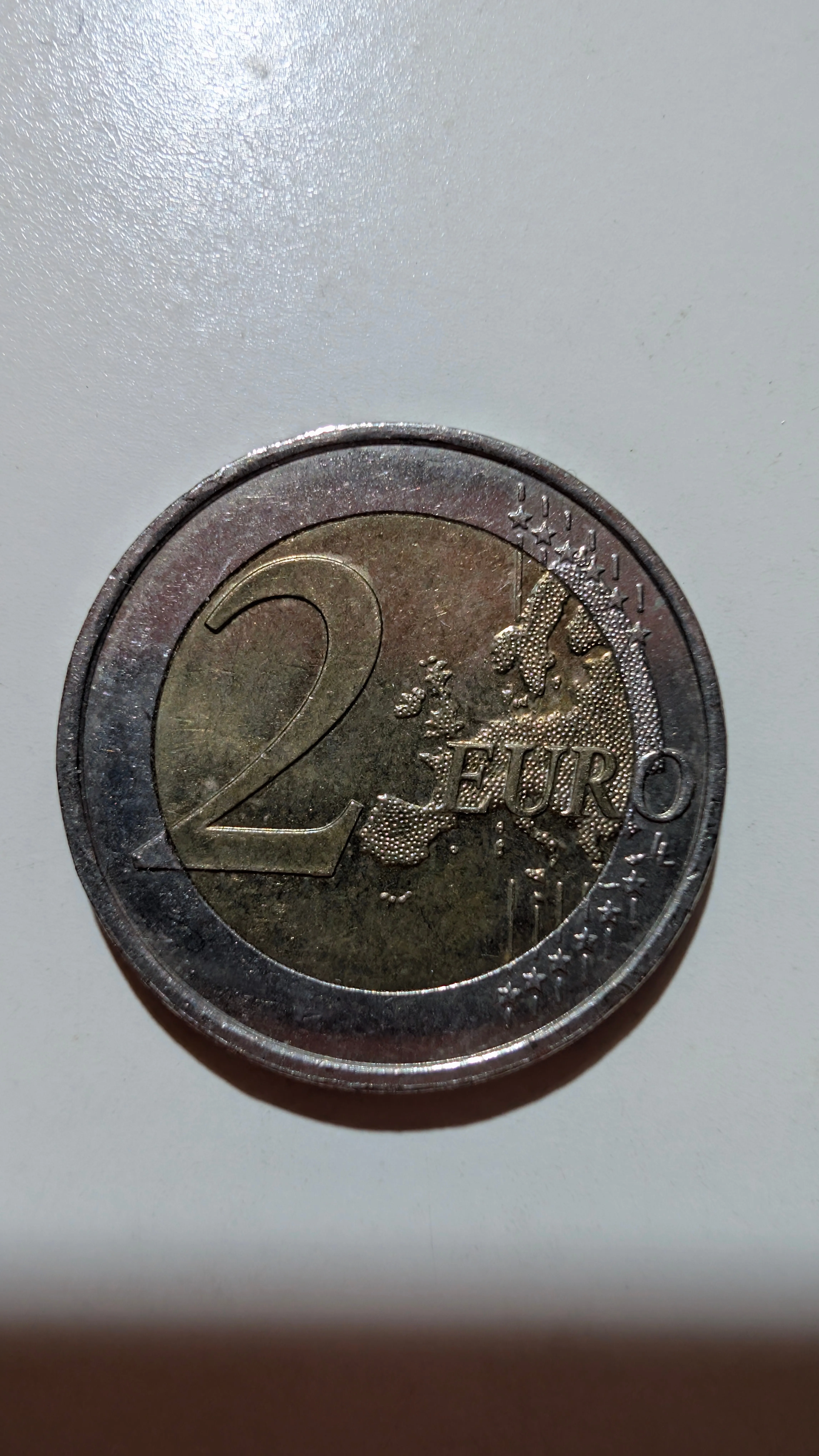 Cara común: Cara común del 2 €: el valor «2 EURO» junto al mapa de Europa y las doce estrellas de la Unión Europea.