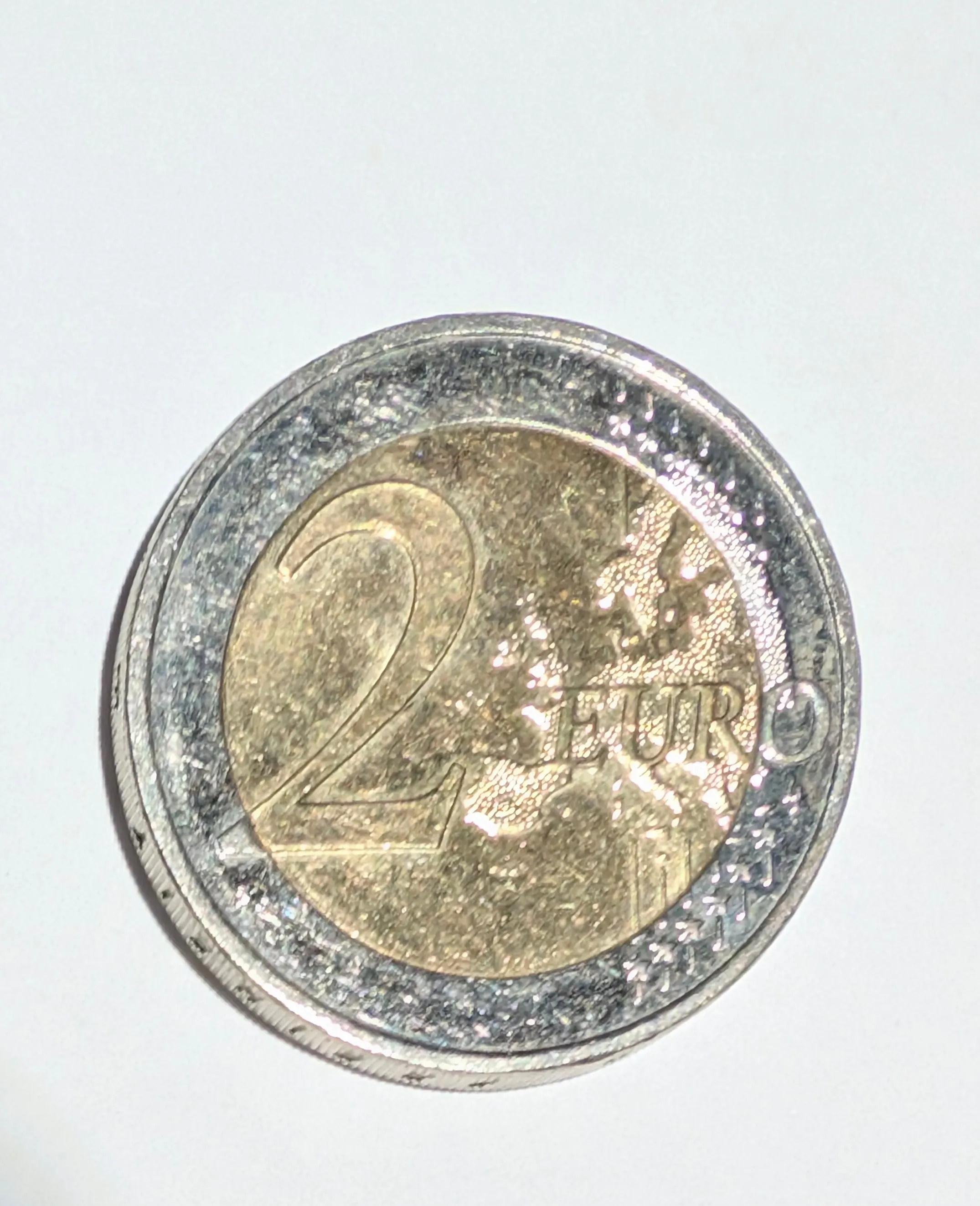 Cara común: Cara común del 2 €: el valor «2 EURO» junto al mapa de Europa y las doce estrellas de la Unión Europea.